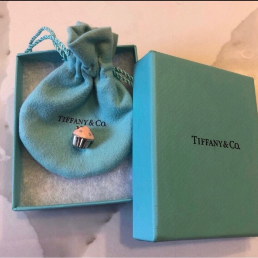 TIFFANY 100% AUTHENTIC CUPCAKE CHARM, RETIRED & RARE,this was limited edition